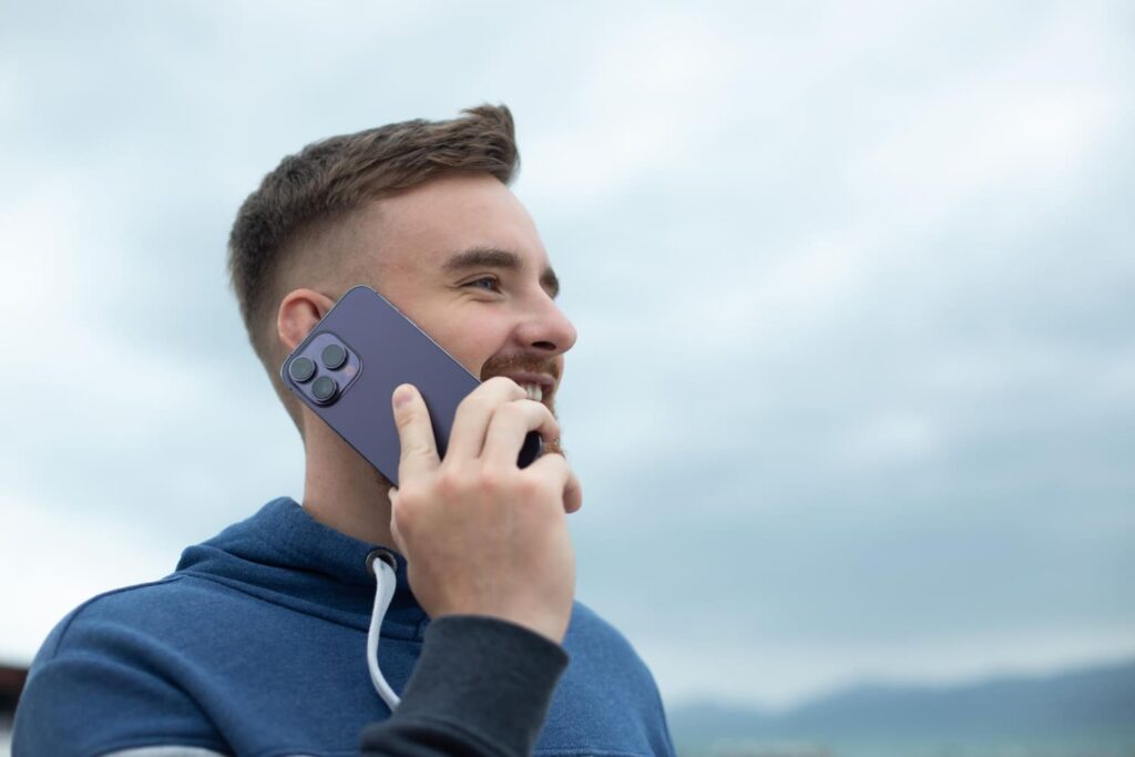 Rinkel vs een tweede sim: de slimste keuze voor je zakelijke telefonie 1 Meneer met telefoon aan zijn oor.jpg