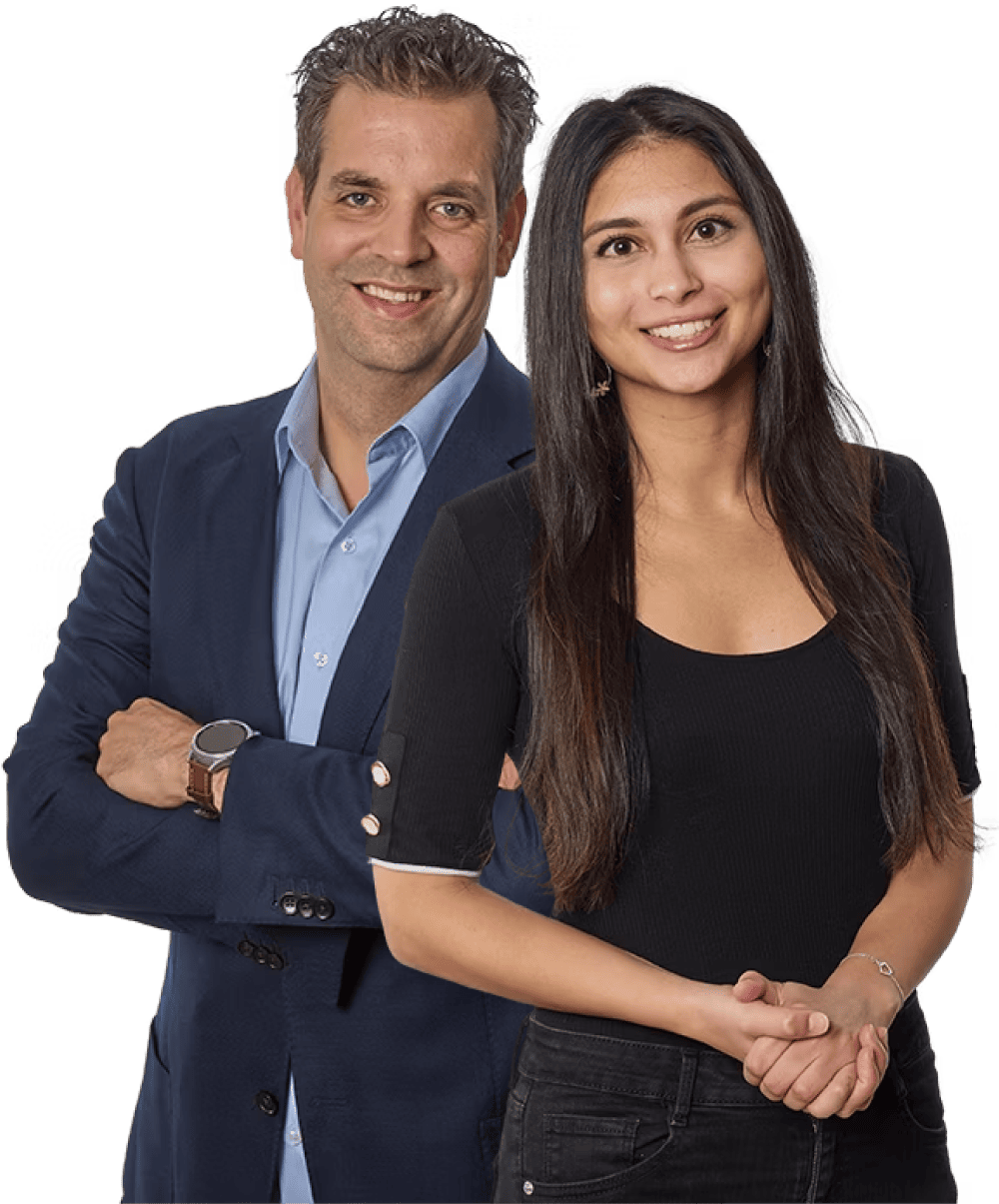 Twee lachende collega's, een man en een vrouw, staan zelfverzekerd naast elkaar. De man draagt een blauw pak en de vrouw een zwarte top, klaar voor professionele samenwerking.